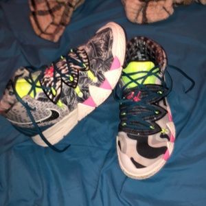 kyrie basketball shoes (like new)